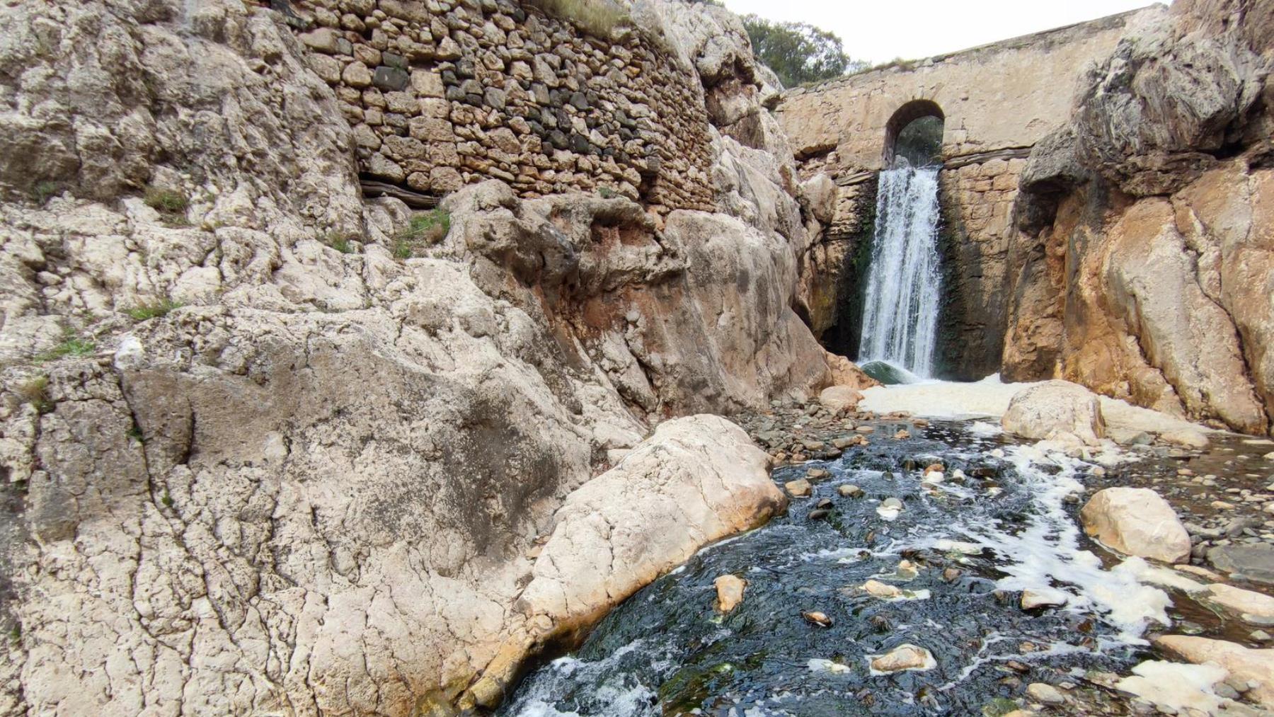 Así es la cascada más curiosa de España que puede visitar cuando quieras: tiene agua salada