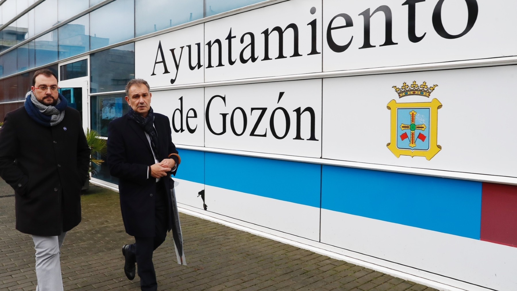 Adrián Barbón junto al alcalde de Gozón, Jorge Suárez.