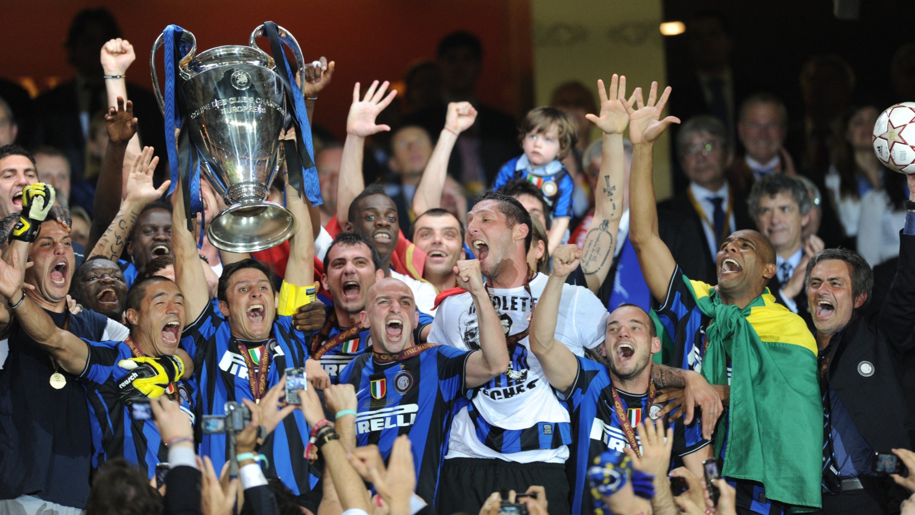 Los jugadores del Inter de Milán levantan la última Champions ganada por el club. (AFP)