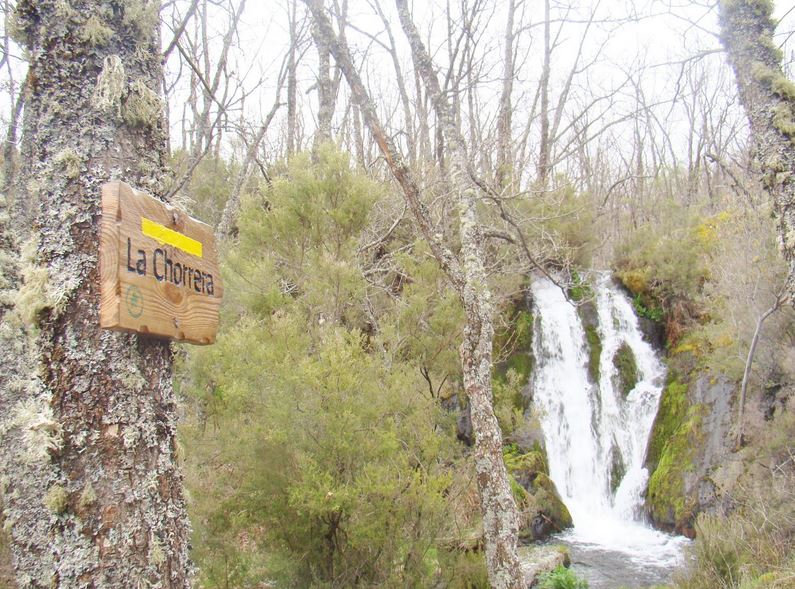 Así es el pueblo a una hora de Madrid con una cascada alucinante que hay que ver una vez en la vida