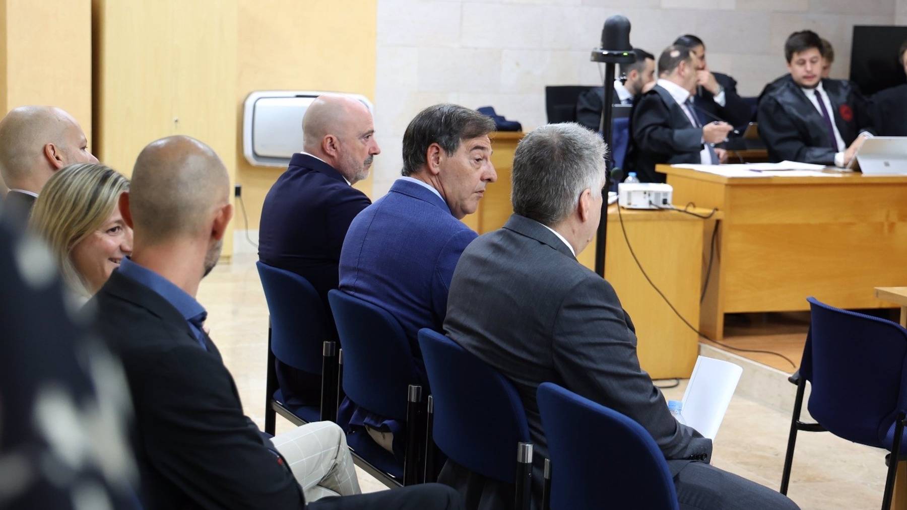 Los investigadores del caso Cursach, sentados frente al Tribunal el primer día de juicio. (Europa Press)