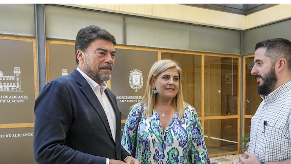 Luis Barcala, con americana, junto a Carmen Robledillo. Este martes, en el Ayuntamiento de Alicante.