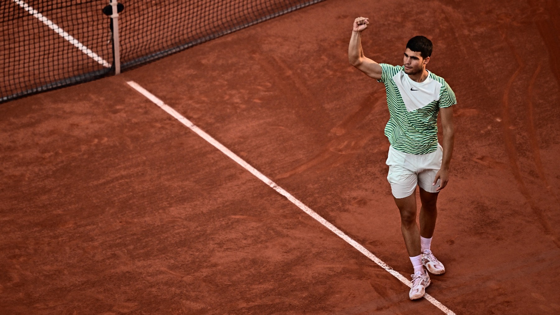 Carlos Alcaraz celebra un triunfo sobre la tierra batida de Roland Garros. (AFP)