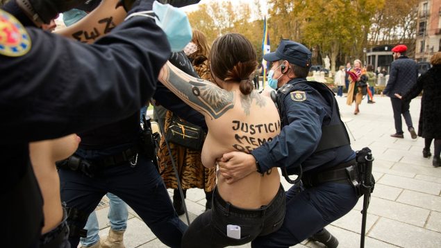 Femen policía pecho