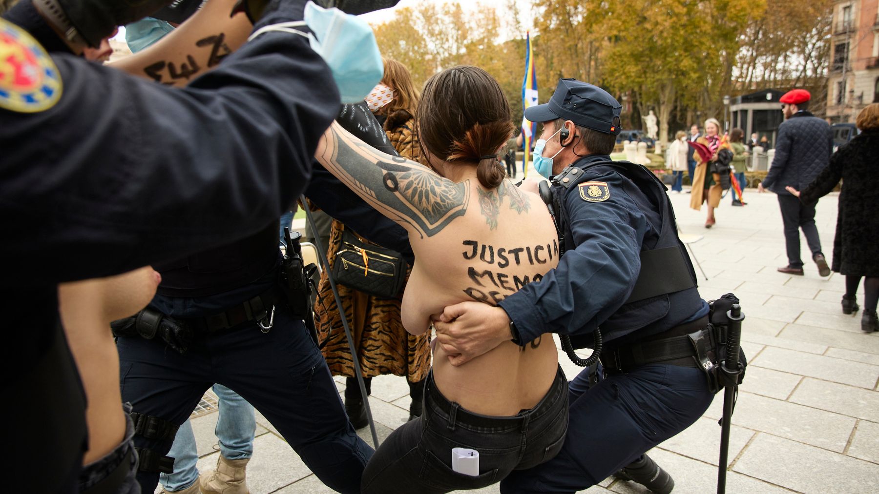 Un policía reduce a una activista de Femen en una protesta. (Ep)