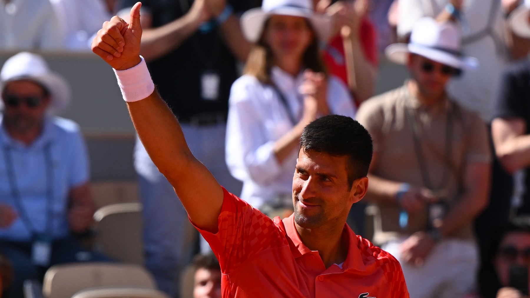 Djokovic celebra un punto en Roland Garros 2023. (AFP)