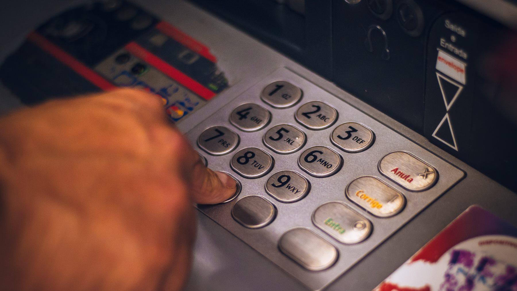 Hay una nueva y temible técnica para robarte en los cajeros automáticos: cuidado porque te despluman