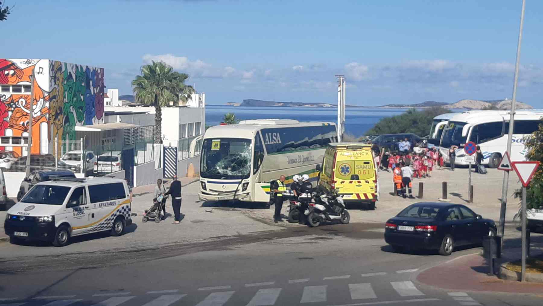 Uno de los autobuses escolares implicados en el accidente. POLICÍA LOCAL SANT ANTONI