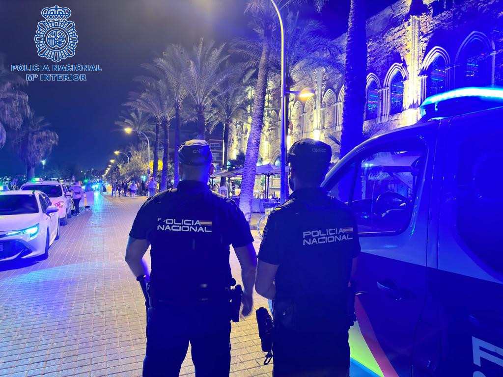 Dos agentes de la Policía Nacional patrullan de noche en la Playa de Palma. POLICÍA NACIONAL