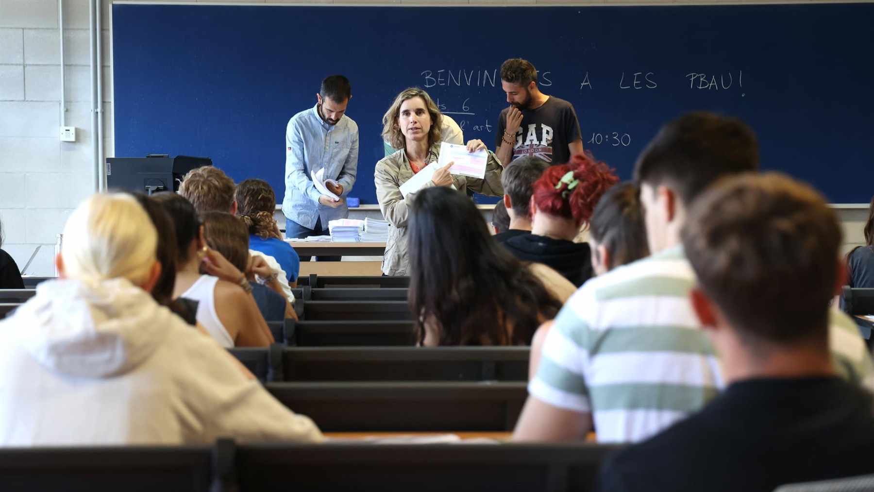 Profesores reparten uno de los exámenes de las pruebas de acceso a la universidad en la UIB. ISAAC BUJ-EUROPA PRESS