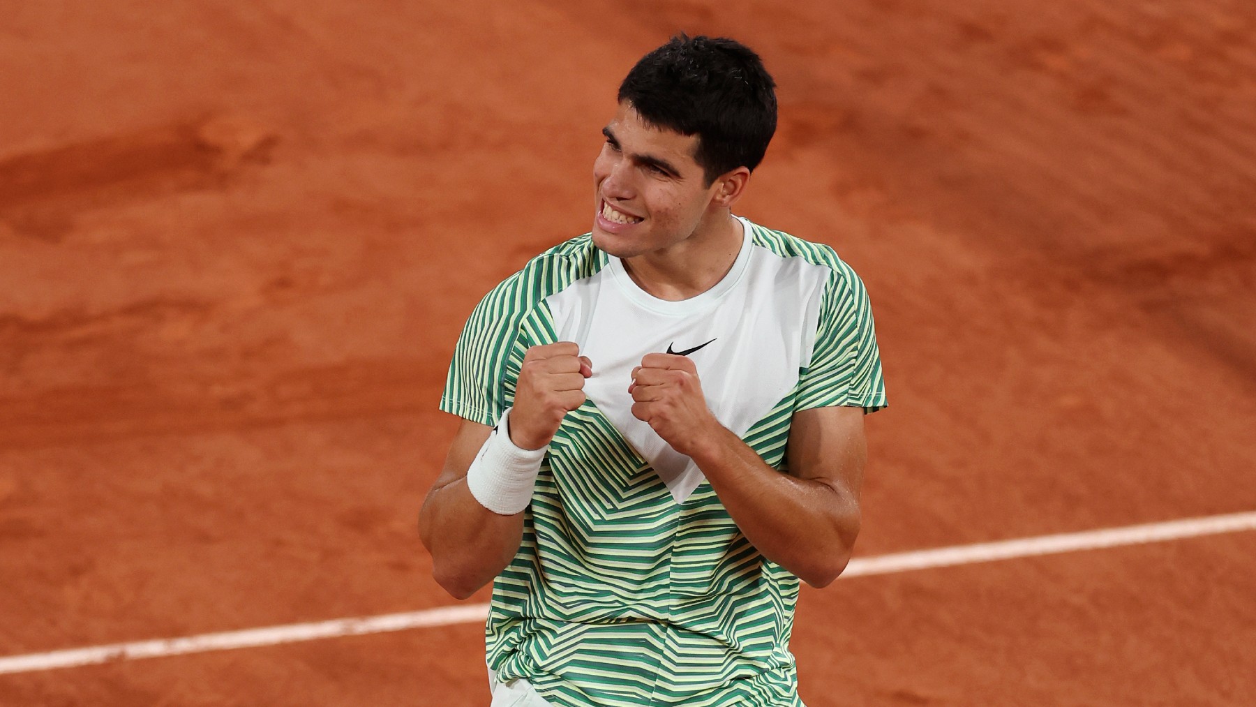 Carlos Alcaraz celebra su victoria en Roland Garros. (Getty)