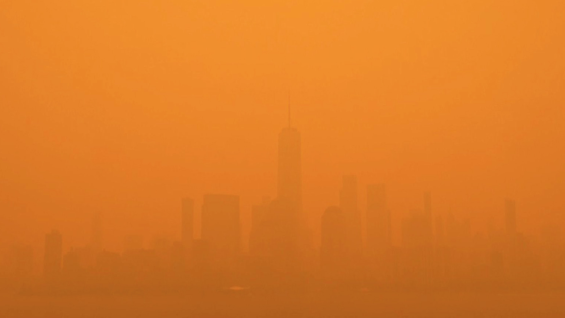 Nueva York cubierto por un manto de niebla naranja.