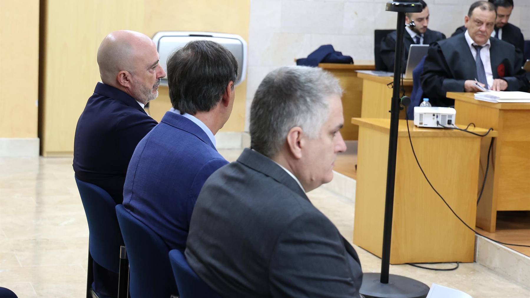 El juez Manuel Penalva (c) y el fiscal Miguel Ángel Subirán (i) durante un juicio. (Europa Press)