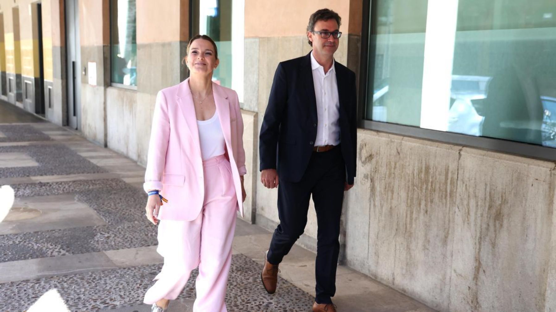 Marga Prohens y Toni Costa junto a la sede del PP. (Europa Press)