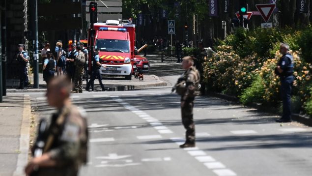 Polémica por un tertuliano que achaca al paro y al racismo el apuñalamiento de los niños franceses