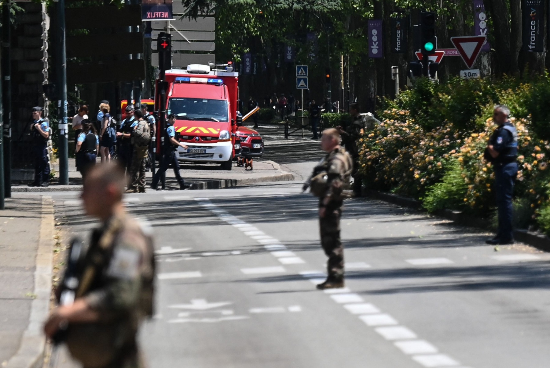 Fuerzas policiales en el lugar del ataque en Annecy.