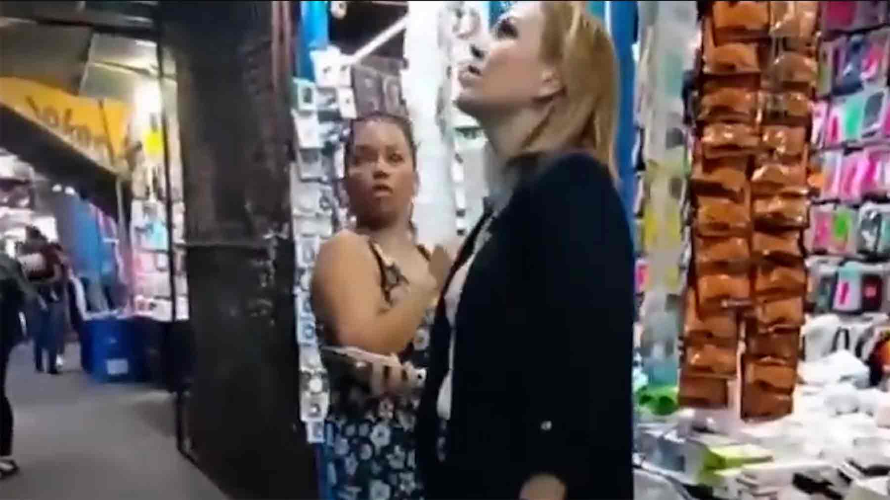 Periodista en un mercadillo de México