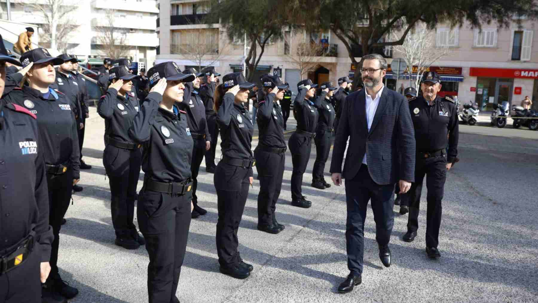 El alcalde de Palma, José Hila, pasa revista nuevos agentes de la Policía Local.