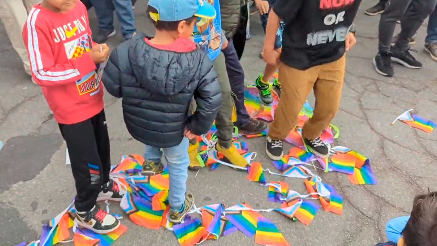 Niños canadienses pisotean banderas LGTBI