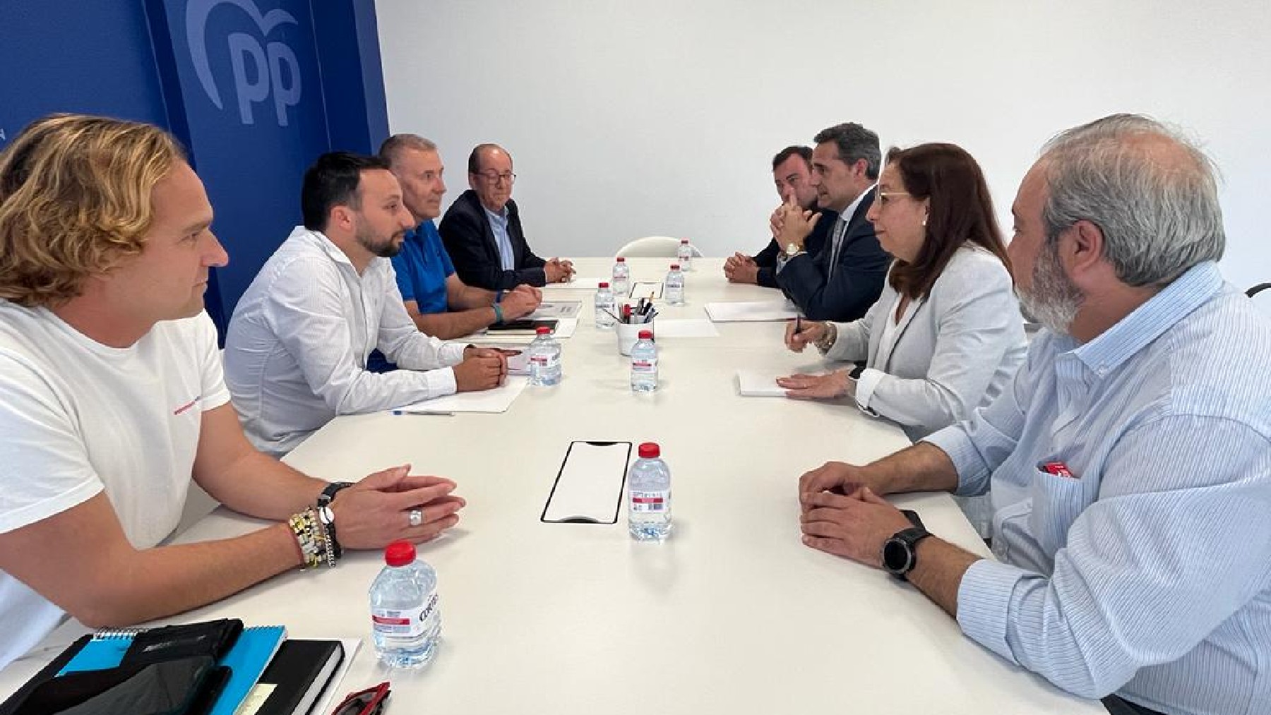 Los equipos negociadores de PP y Vox en Castellón en una reunión.