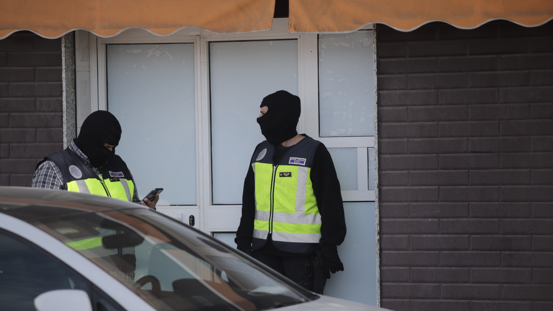 Dos agentes de la Policía Nacional en Melilla (EUROPA PRESS).