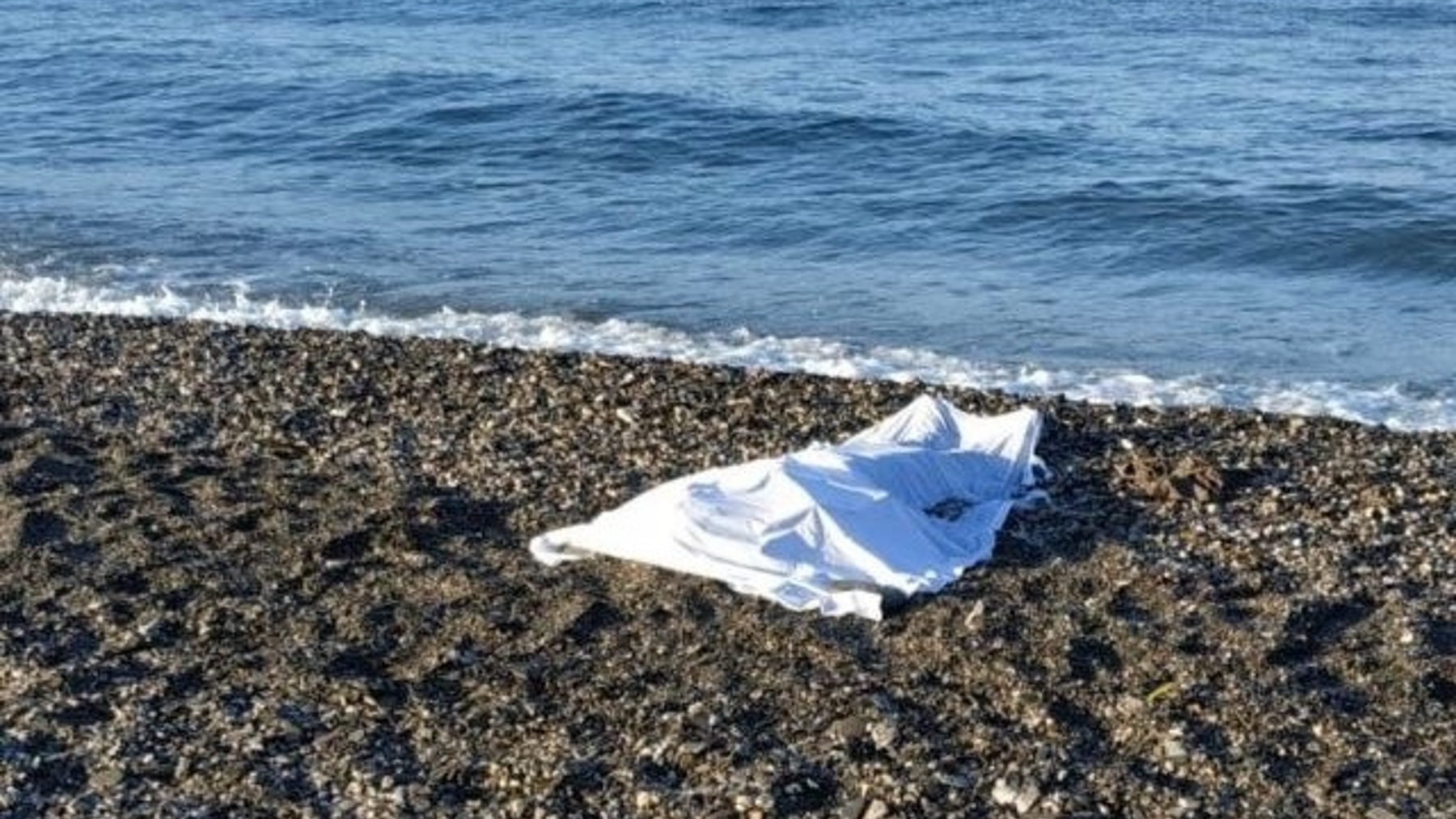 El cuerpo sin vida de uno de los inmigrantes ahogados intentando llegar al litoral de Almería (AUGC).