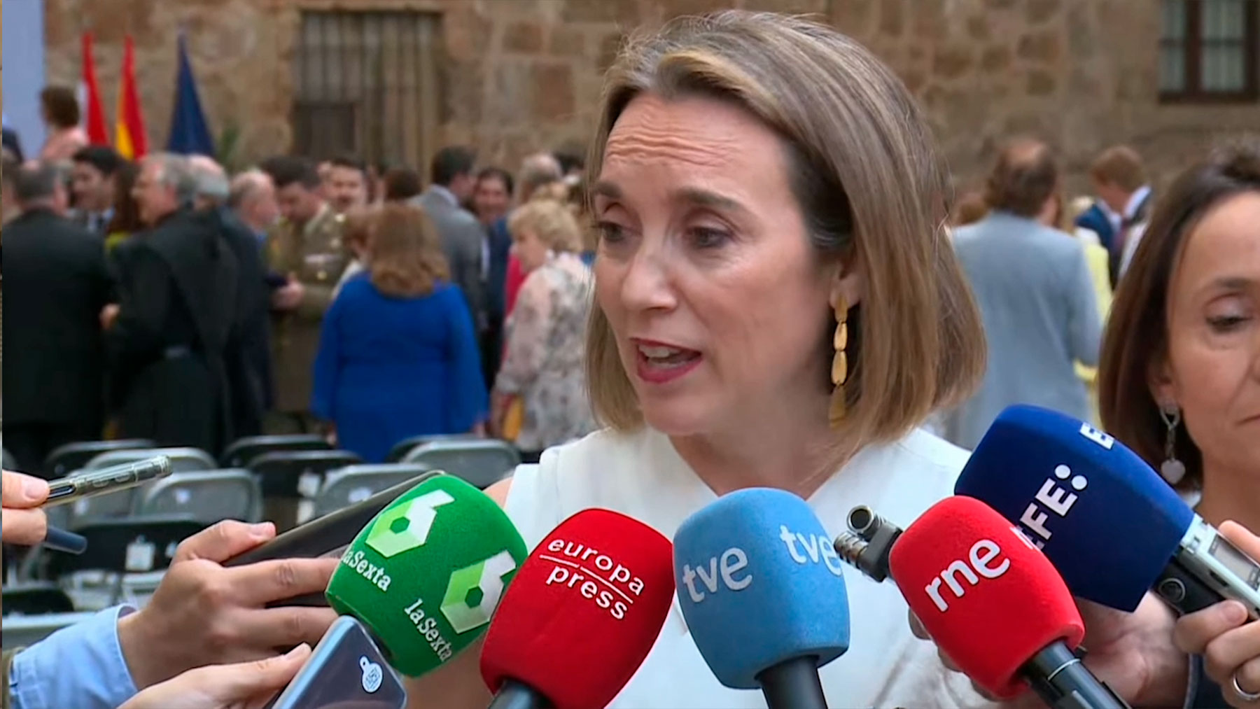 Gamarra atiende a los medios durante la celebración del Día de La Rioja