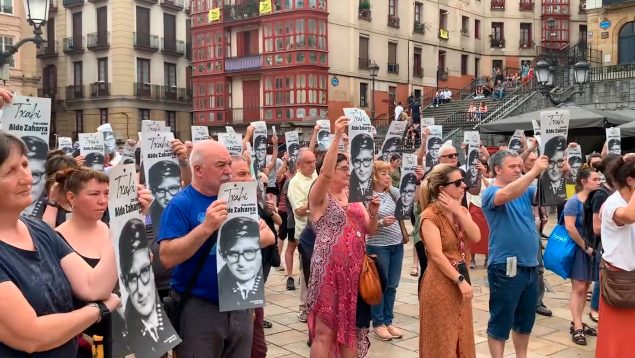 El partido de Otegi, socio de Sánchez, llama «portadores de odio» a ertzainas con «banderitas españolas»