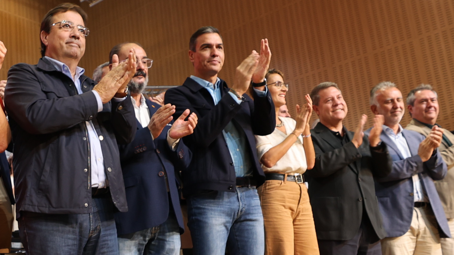 Pedro Sánchez acompañado de sus barones, entre los que están Page y Lambán. Foto: Ep