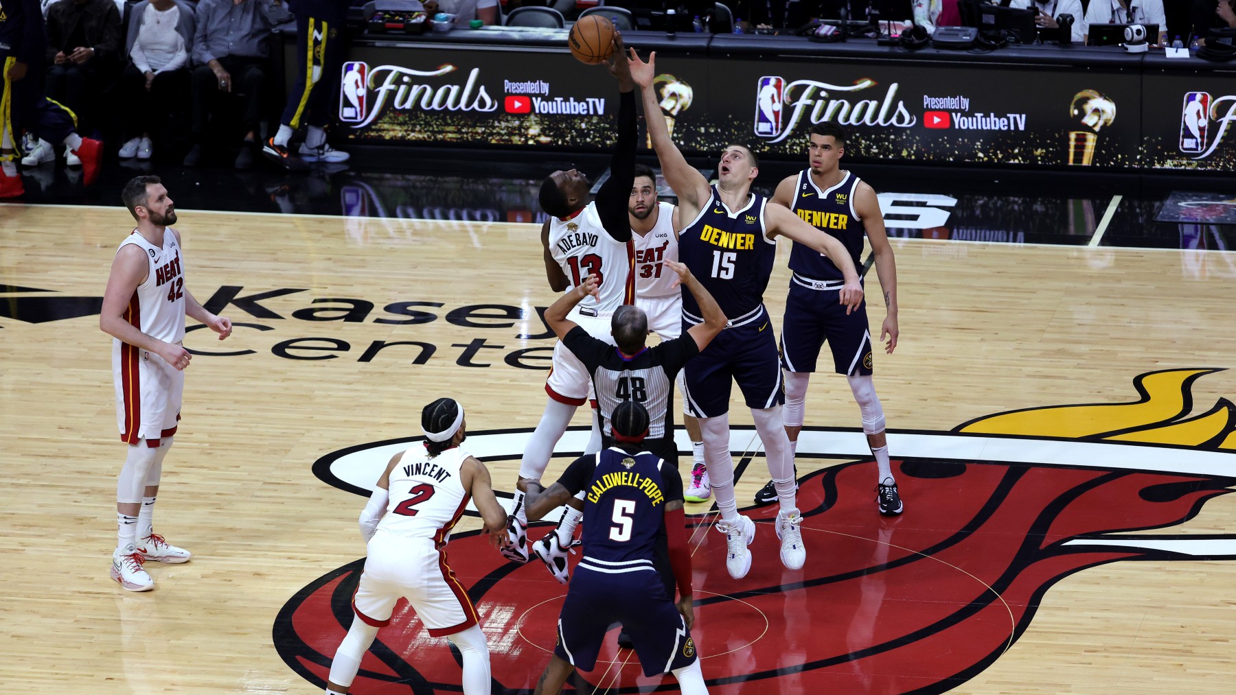 Imagen del salto inicial en un partido de las Finales de la NBA. (Getty)