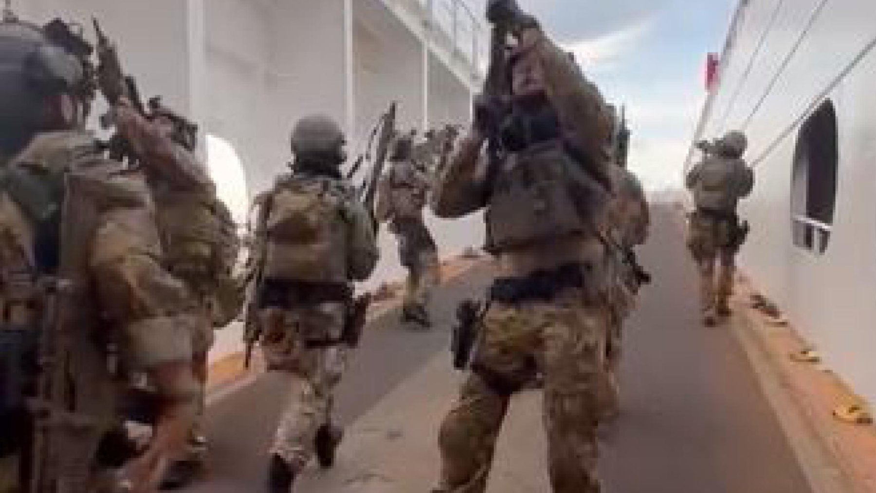 Soldados de las fuerzas especiales desplegados en el mercante secuestrado.
