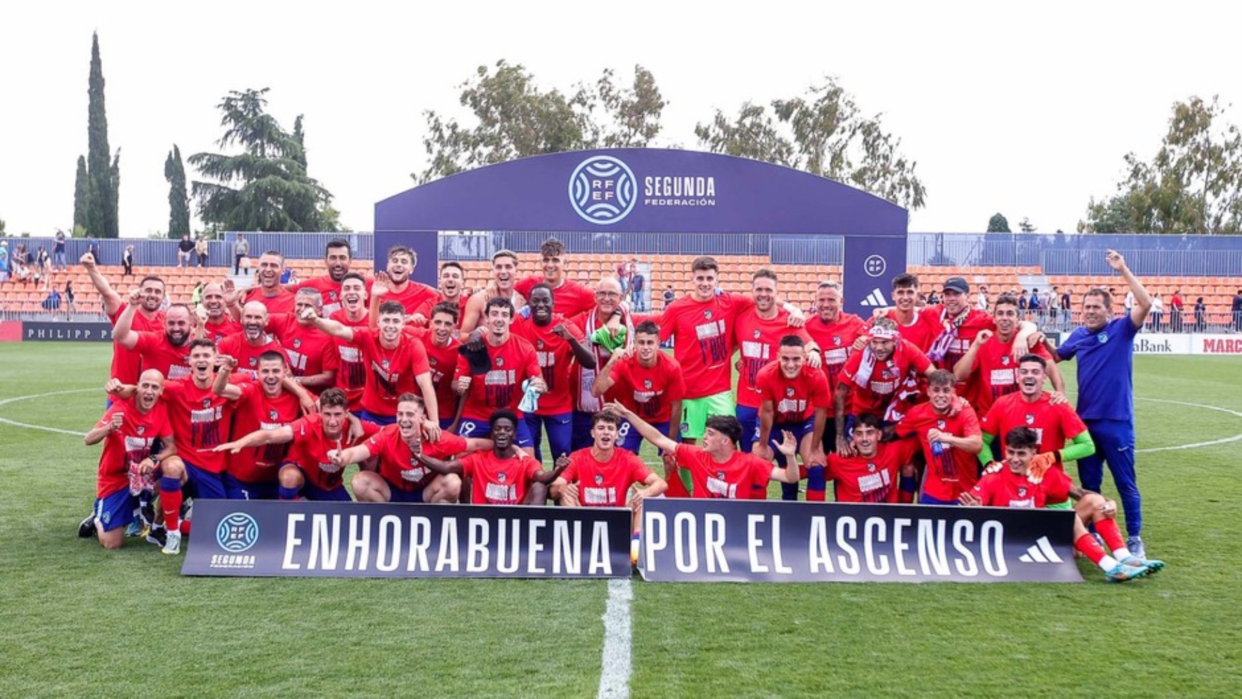 Los jugadores, celebrando el ascenso