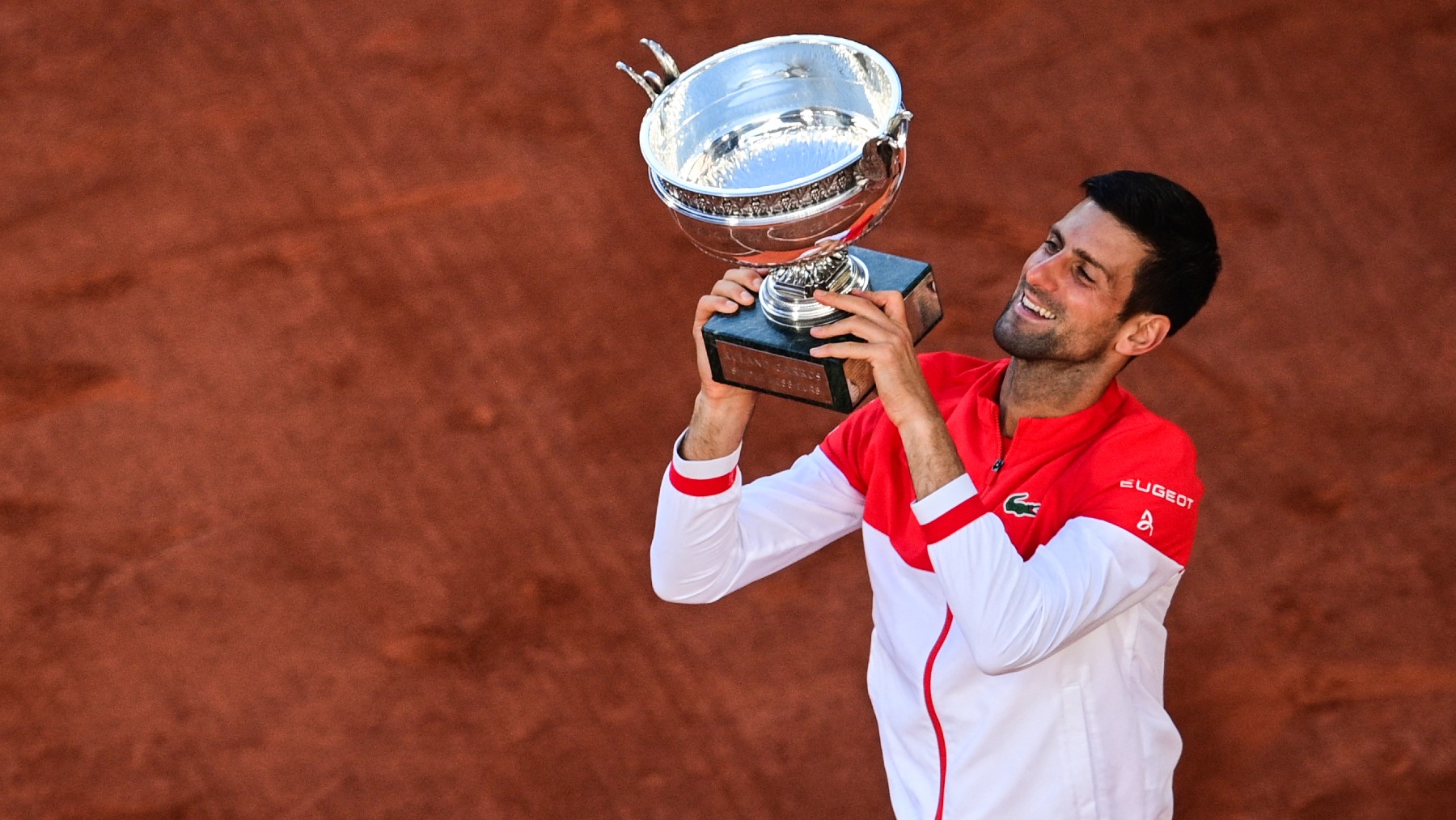 Novak Djokovic levanta su título de campeón de Roland Garros 2021. (AFP)