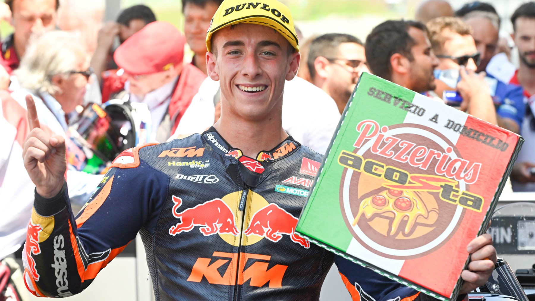 Pedro Acosta repartió pizzas tras su victoria en Mugello. (Foto: Red Bull KTM Ajo)