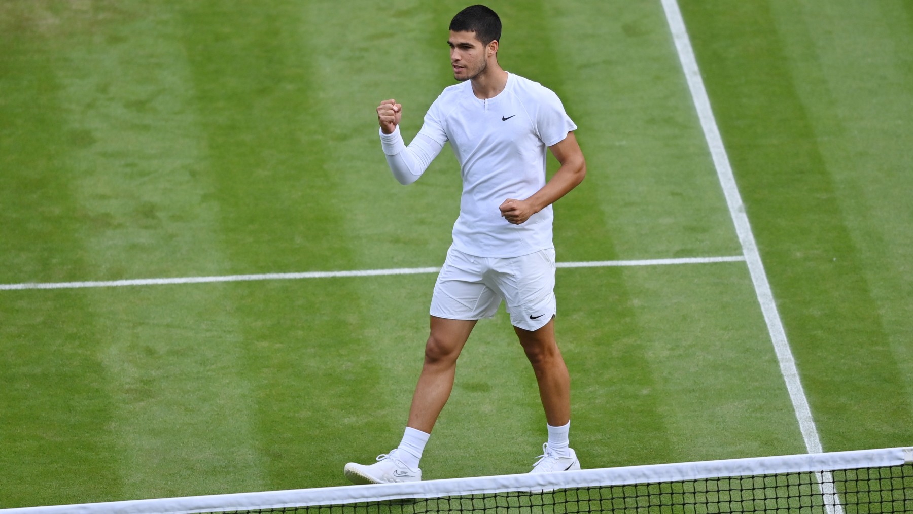 Carlos Alcaraz celebra una victoria en Wimbledon. (Getty)