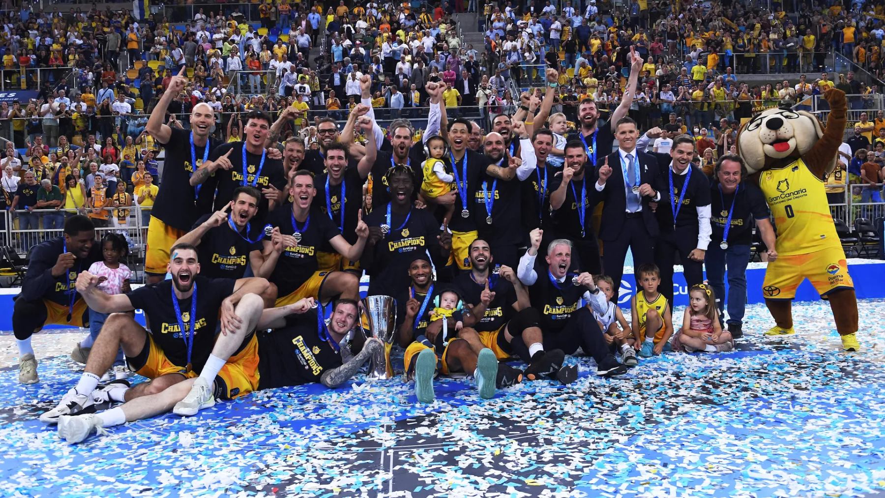 Los jugadores del Gran Canaria celebran la Eurocup. (Foto: Eurocup)