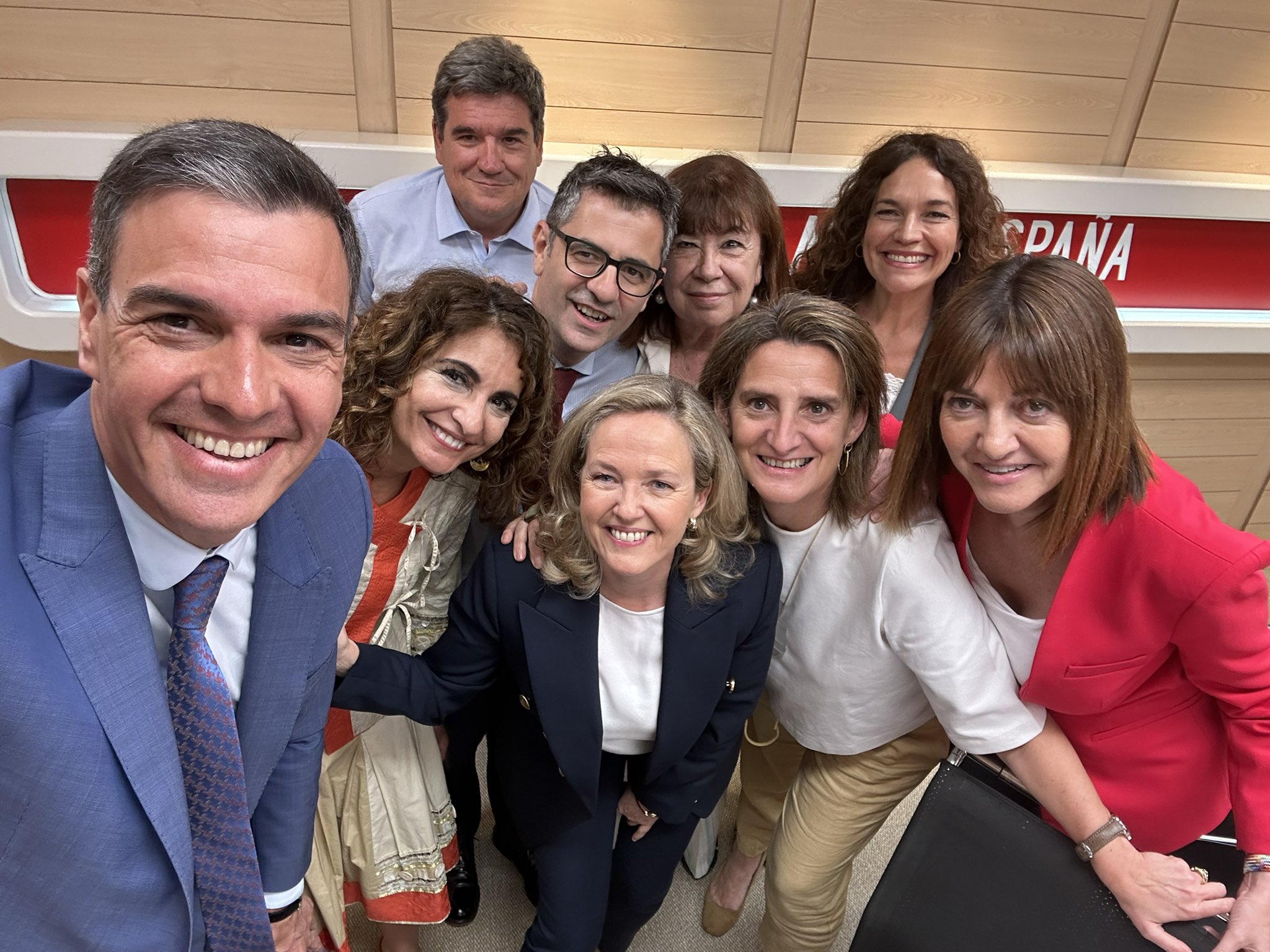Sánchez y sus colaboradores en un selfie tras una reunión este lunes en Ferraz.