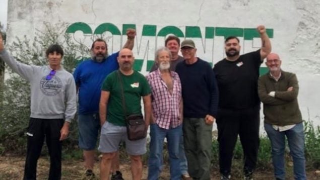 Sindicalistas del SAT frente a la finca okupada.