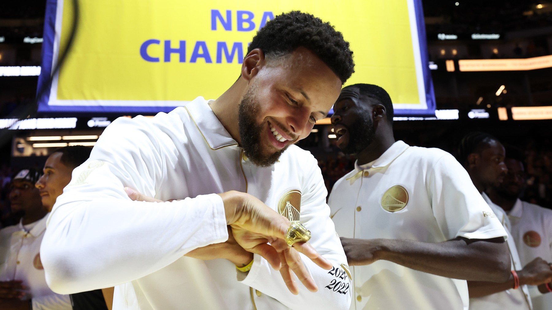 Stephen Curry, con el anillo de campeón de la NBA 2021-2022. (Getty)