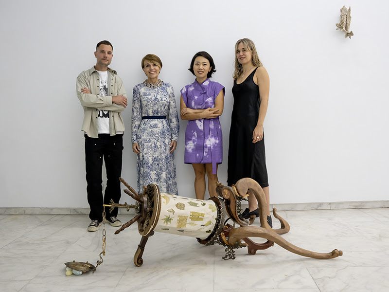 Lovro Japundžić, Patrizia Sandretto Re Rebaudengo, Mijoo Park y Una Mathiesen Gjerde   en la Sala Anselma del Ateneo de Madrid junto a la obra de Mónica Mays. Foto: Benedetta Mascalchi