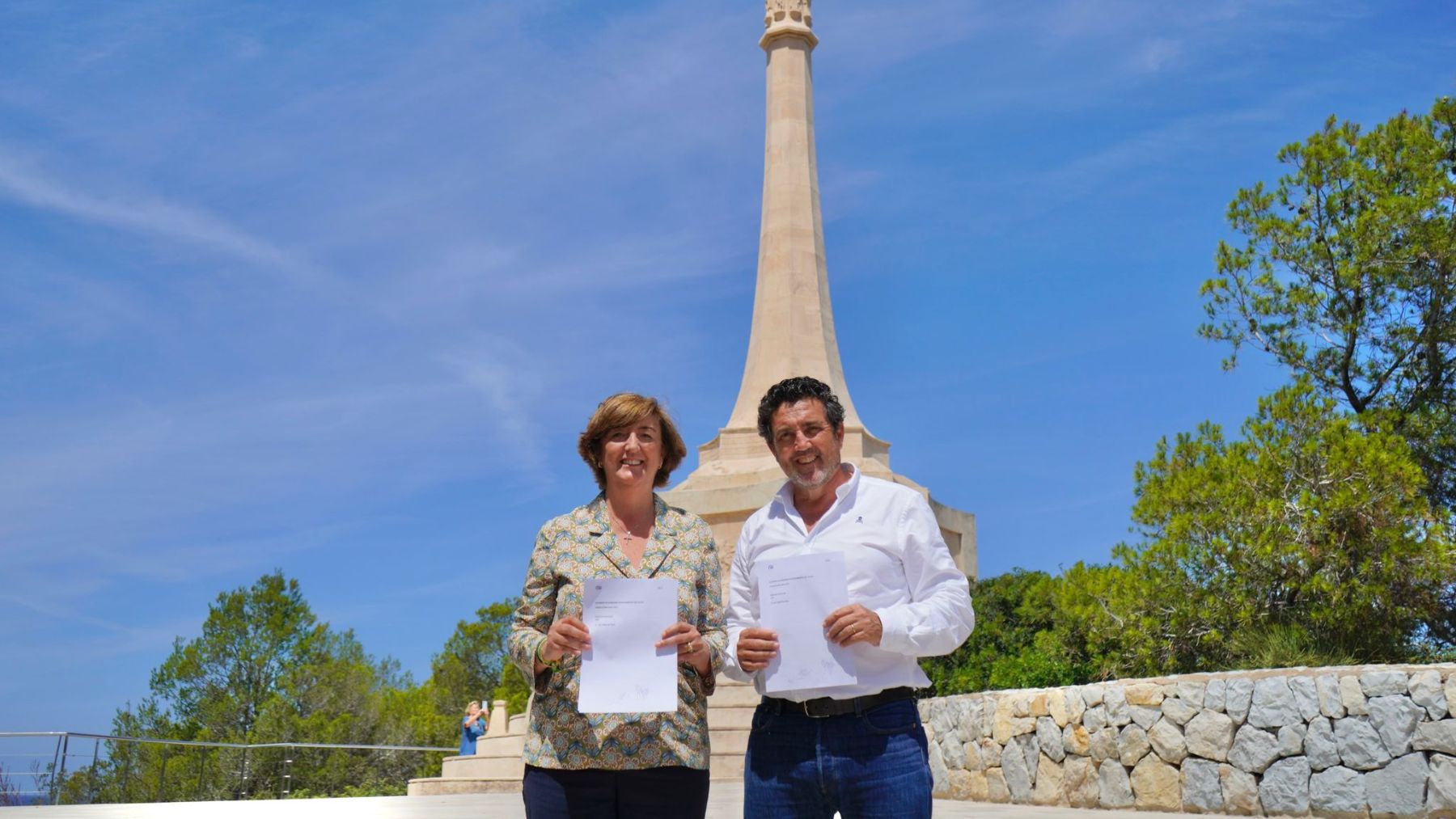 Esperanza Catalá y Juan Antonio Amengual tras firmar el pacto de gobierno.