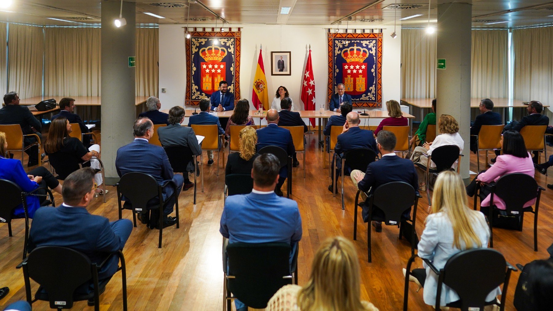 La presidenta de la Comunidad de Madrid, Isabel Díaz Ayuso, y los diputados del PP.