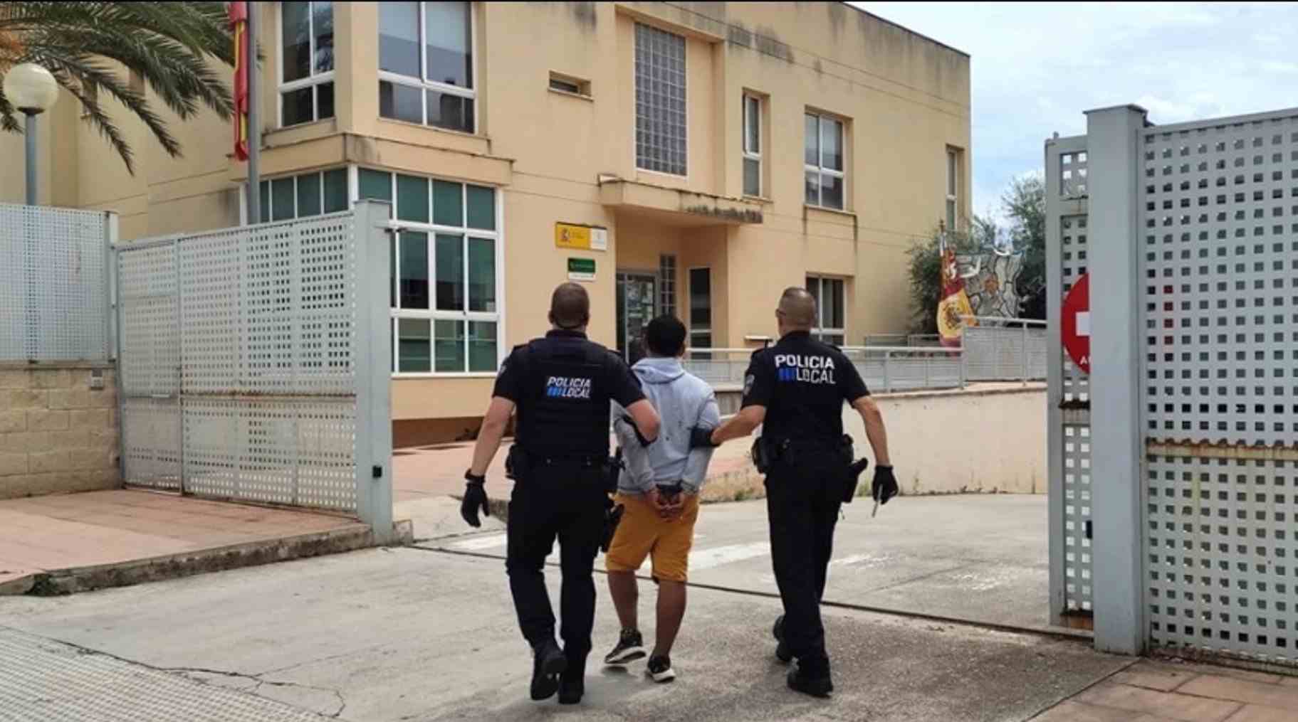 Los agentes de la Policía Local de Inca, conducen al detenido. – POLICÍA LOCAL DE INCA