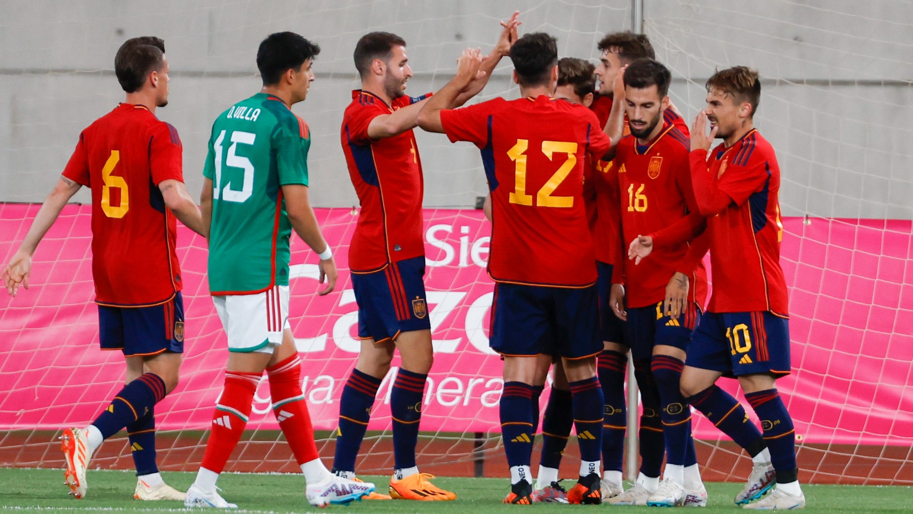Los jugadores de la selección sub-21 celebran un gol ante México (EFE)