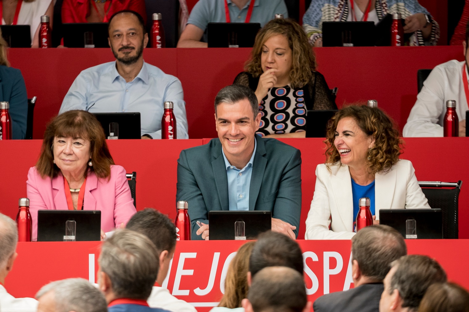 Pedro Sánchez junto a Cristina Narbona y María Jesús Montero (Foto: EP)