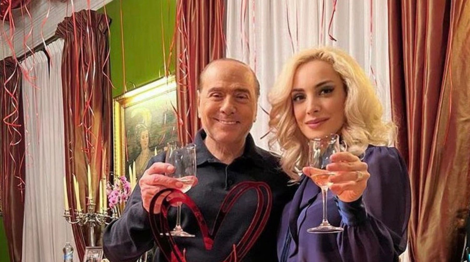 Berlusconi con su pareja en San Valentín de 2022. (Instagram)