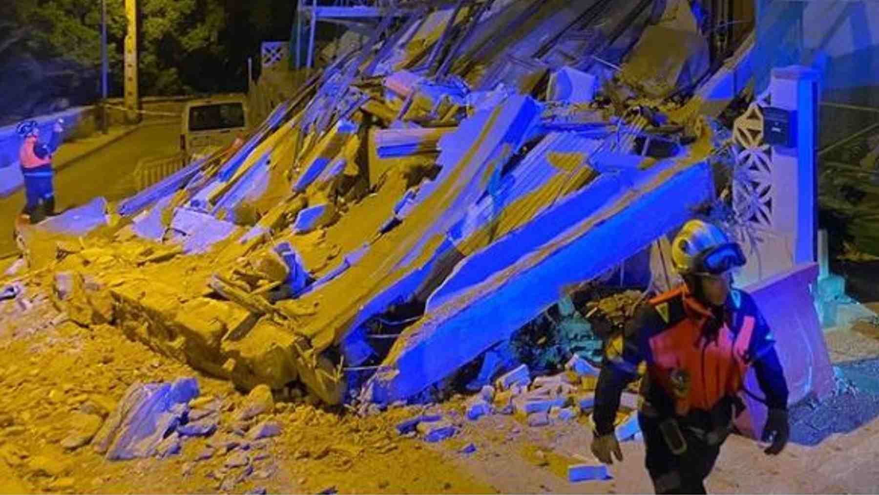 Restos del porche que se derrumbó la pasada noche en la Bonanova. BOMBERS DE PALMA