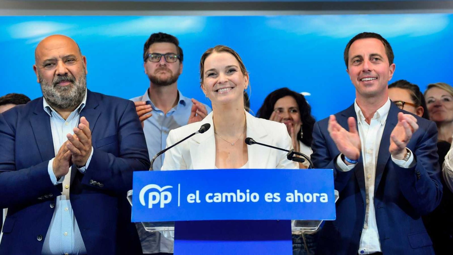 Marga Prohens entre Jaime Martínez y Llorenç Galmés.