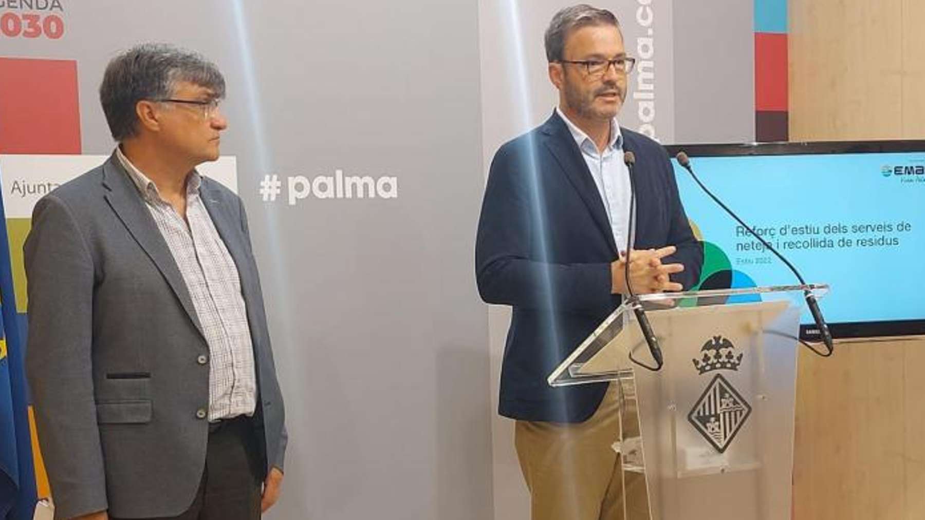 El presidente de Emaya, Ramón Perpinyá, con el alcalde socialista de Palma, José Hila.