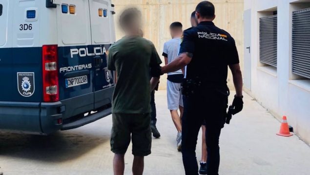 Tres de los jóvenes británicos detenidos en Ibiza.